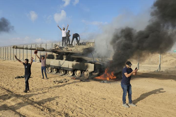Guardian για επίθεση της Χαμάς: Σε τι στοχεύει και γιατί τώρα;