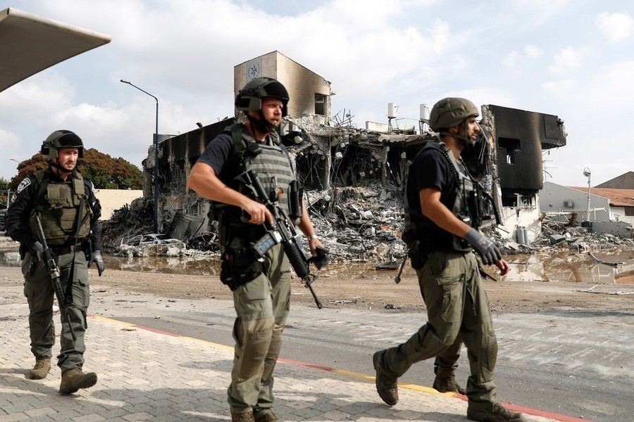 Aεροπλανοφόρο, καταδρομικά και αντιτορπιλικά στέλνουν στο Ισραήλ