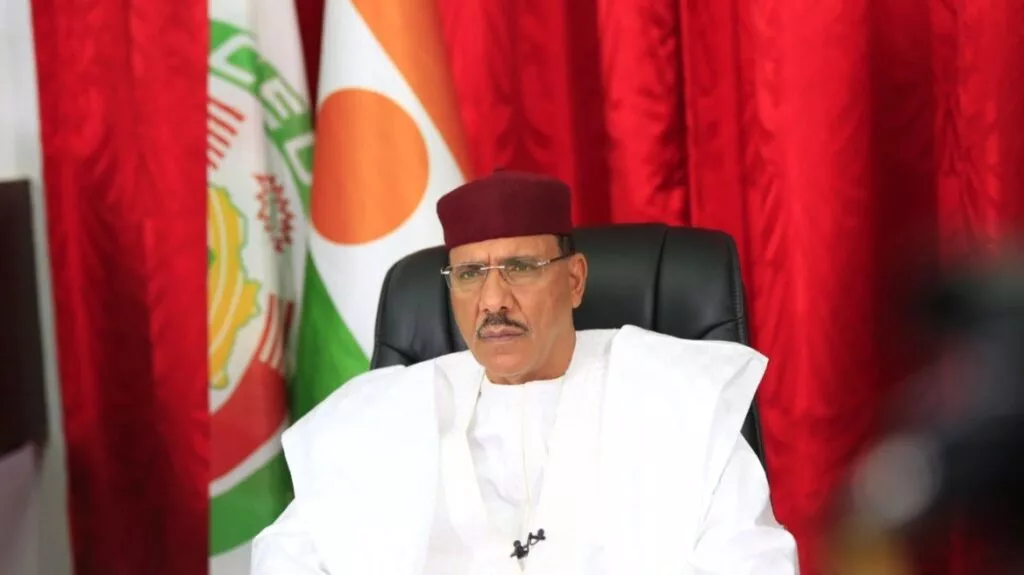 Νίγηρας: Η χούντα λέει πως ο ανατραπείς πρόεδρος Μοαμέντ Μπαζούμ «αποπειράθηκε να αποδράσει»