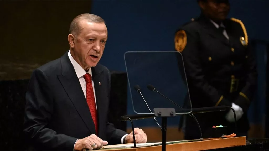 Τι επιδιώκει ο Ερντογάν με τη νέα σκλήρυνση της στάσης του έναντι των ΗΠΑ και της Δύσης;