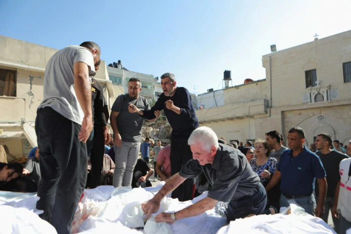 Τι λέει ο Πατριαρχείο Ιεροσολύμων για τον βομβαρδισμό του Αγίου Πορφυρίου στη Γάζα – Οι κηδείες των 17 νεκρών αμάχων