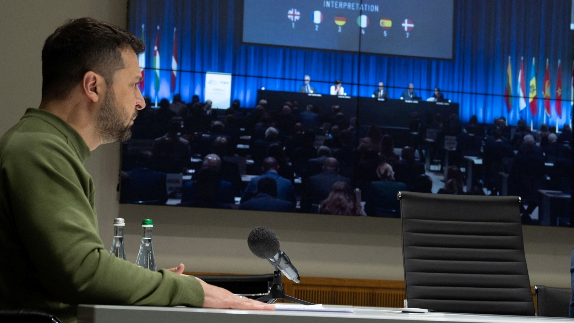 Ζελένσκι: Αιφνιδιαστική παρουσία στη σύνοδο των υπουργών Αμυνας του ΝΑΤΟ – Η ατζέντα των συζητήσεων