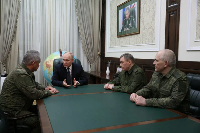 Πούτιν: Αιφνιδιαστική επίσκεψη στο στρατηγείο που επιβλέπει τις επιχειρήσεις στην Ουκρανία
