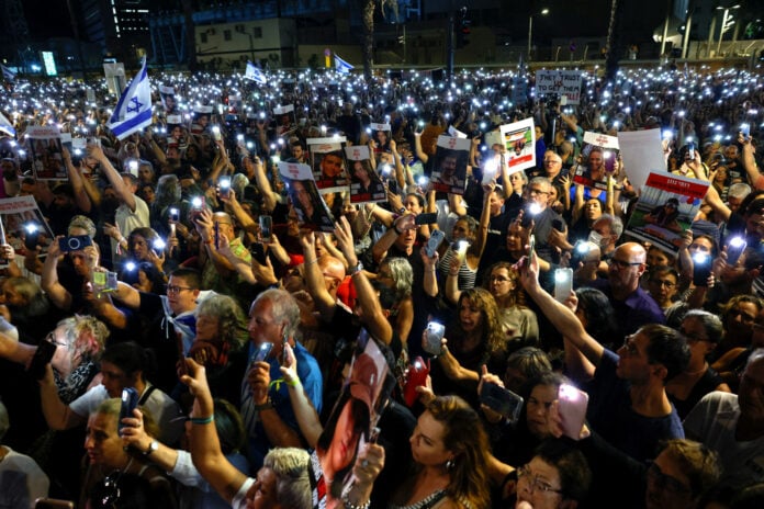 Ισραηλινοί διαδήλωσαν έξω από την οικία του Νετανιάχου ζητώντας την παραίτησή του
