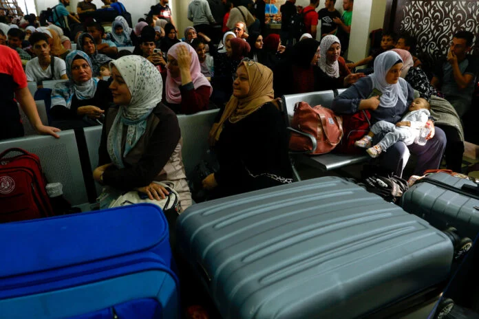 Αίγυπτος: 500 ξένοι υπήκοοι εγκατέλειψαν την κατεστραμμένη από τον πόλεμο Γάζα