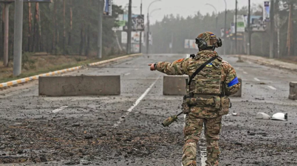 Ρώσοι και Ουκρανοί βομβάρδισαν στόχους στη Χερσώνα, στις δύο πλευρές του Δνείπερου