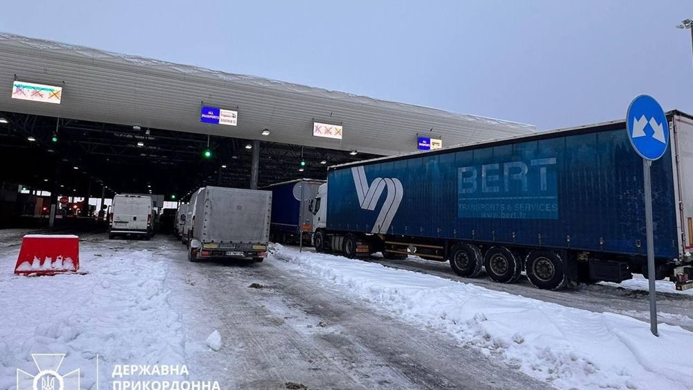 Ουκρανία: Πέρασαν τα πρώτα φορτηγά από νέα διάβαση που άνοιξε στα σύνορα Ουκρανίας – Πολωνίας