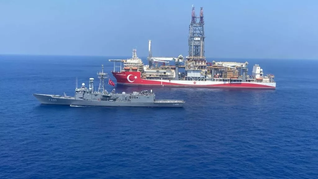 Τουρκικό γεωτρύπανο με αναμμένες μηχανές – Αναμένει απόφαση Ερντογάν για κάθοδο στην Κυπριακή ΑΟΖ
