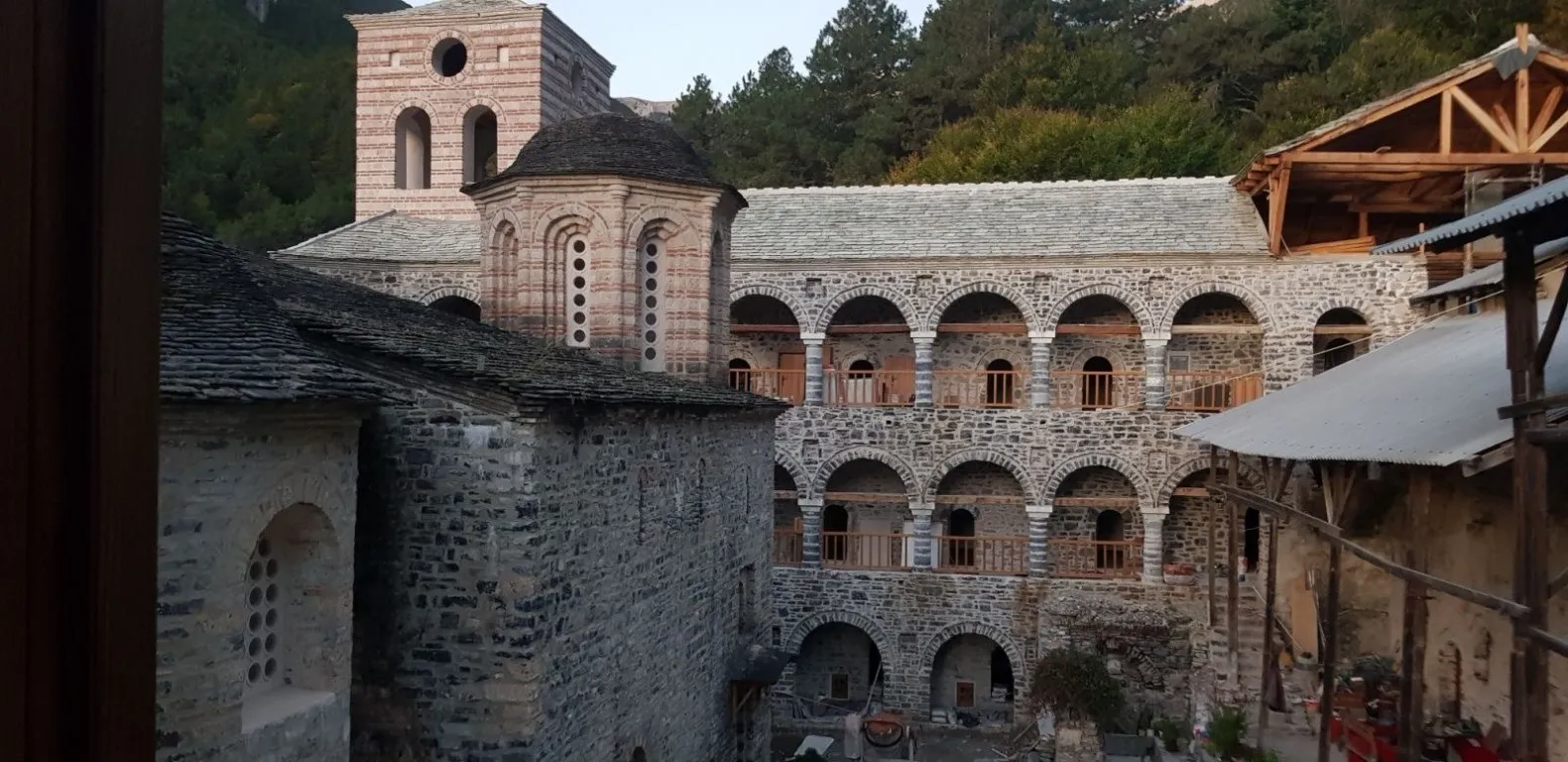 Το «πληγωμένο» μοναστήρι του Ολύμπου στέκει και πάλι αγέρωχο: Το πυρπόλησαν το 1828 οι Τούρκοι, το ανατίναξαν οι Γερμανοί το 1943