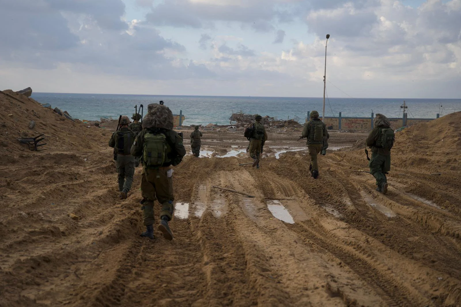 «Πρώτα πυροβολούμε, μετά ρωτάμε»: Πώς σχολιάζει το HRW τον θάνατο των 3 Ισραηλινών ομήρων στη Γάζα