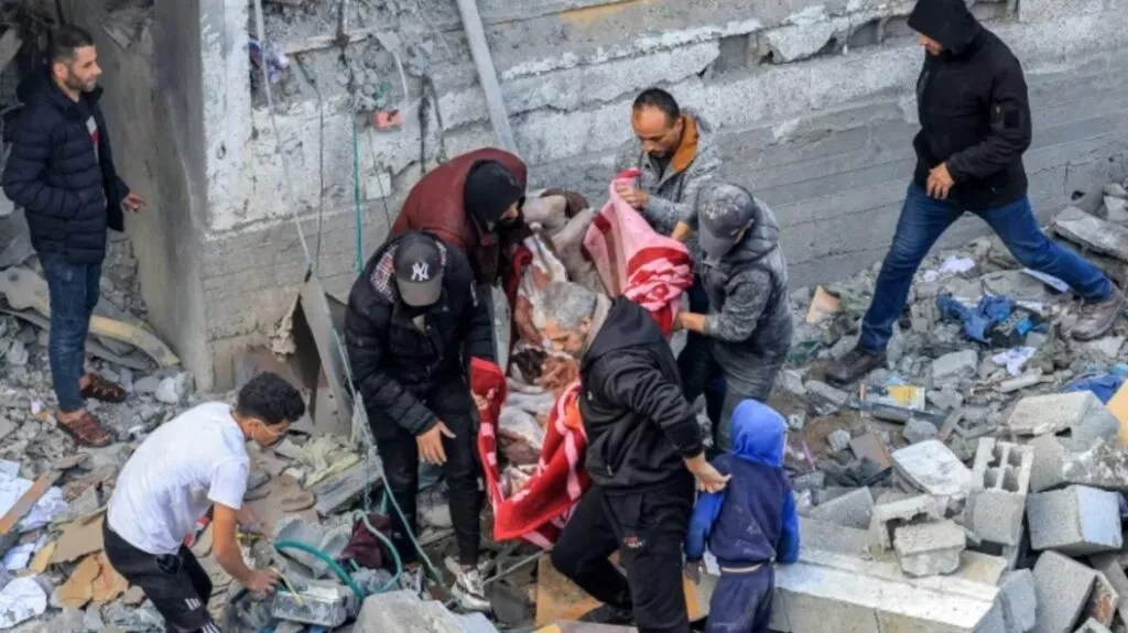 «Σπαρακτικές» μαρτυρίες μετά τον βομβαρδισμό καταυλισμού προσφύγων στη Γάζα