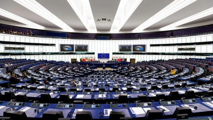 Ευρωβαρόμετρο: Πώς βλέπουν οι Έλληνες την Ε.Ε. – Πόσο τους ενδιαφέρουν οι ευρωεκλογές