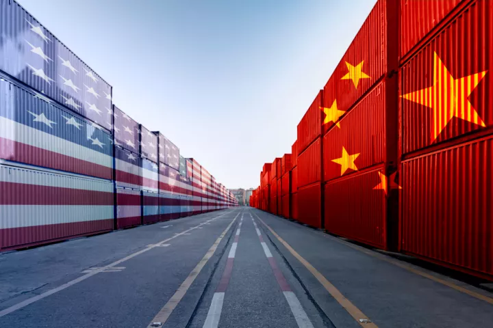 Κίνα: Σε κίνδυνο το παγκόσμιο ΑΕΠ από έναν εμπορικό πόλεμο Ανατολής-Δύσης