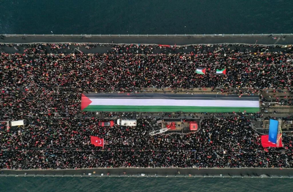 Κωνσταντινούπολη: Τεράστια διαδήλωση για τον πόλεμο στη Γάζα (εικόνες)