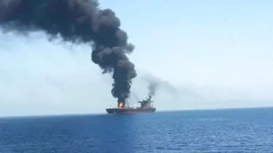 Στις φλόγες η Μέση Ανατολή: Οι Χούθι χτύπησαν δεξαμενόπλοιο