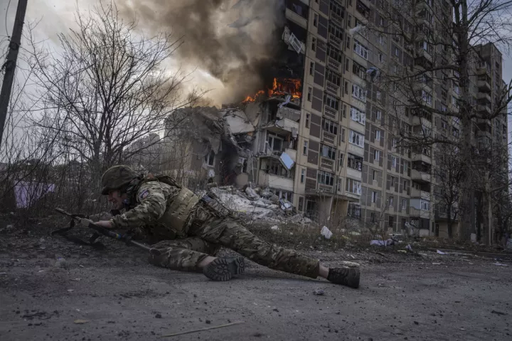 Deutsche Welle: Τι αλλάζει στην Ουκρανία μετά την αποπομπή Ζαλούζνι;