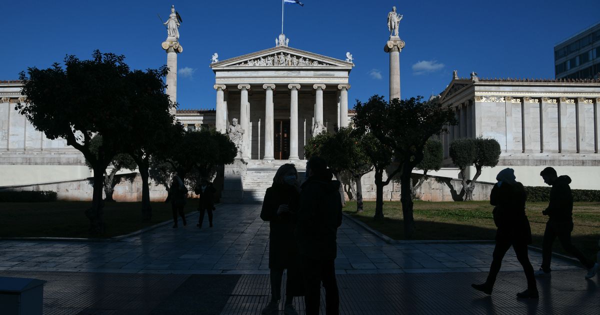 Είναι η ελληνική κοινωνία υπό κατάρρευση;