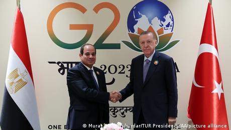 Επίσκεψη Ερντογάν στο Κάιρο – Στόχος η εξομάλυνση των σχέσεων και η ενίσχυση της περιφερειακής συνεργασίας με την Αίγυπτο