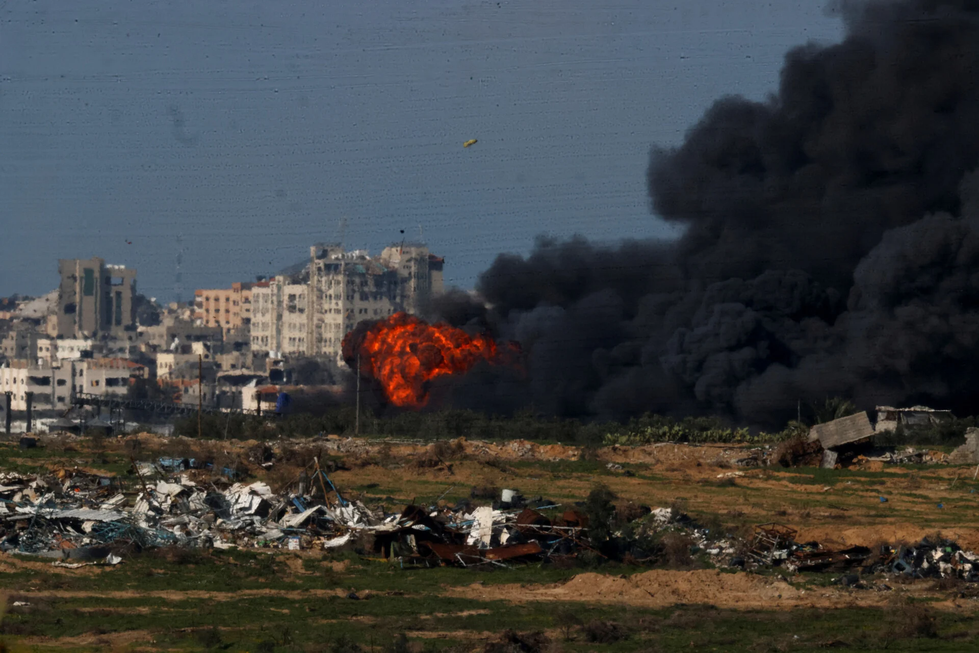 Συνεχίζονται οι βομβαρδισμοί στη Γάζα, όπως και οι συνομιλίες για ανακωχή