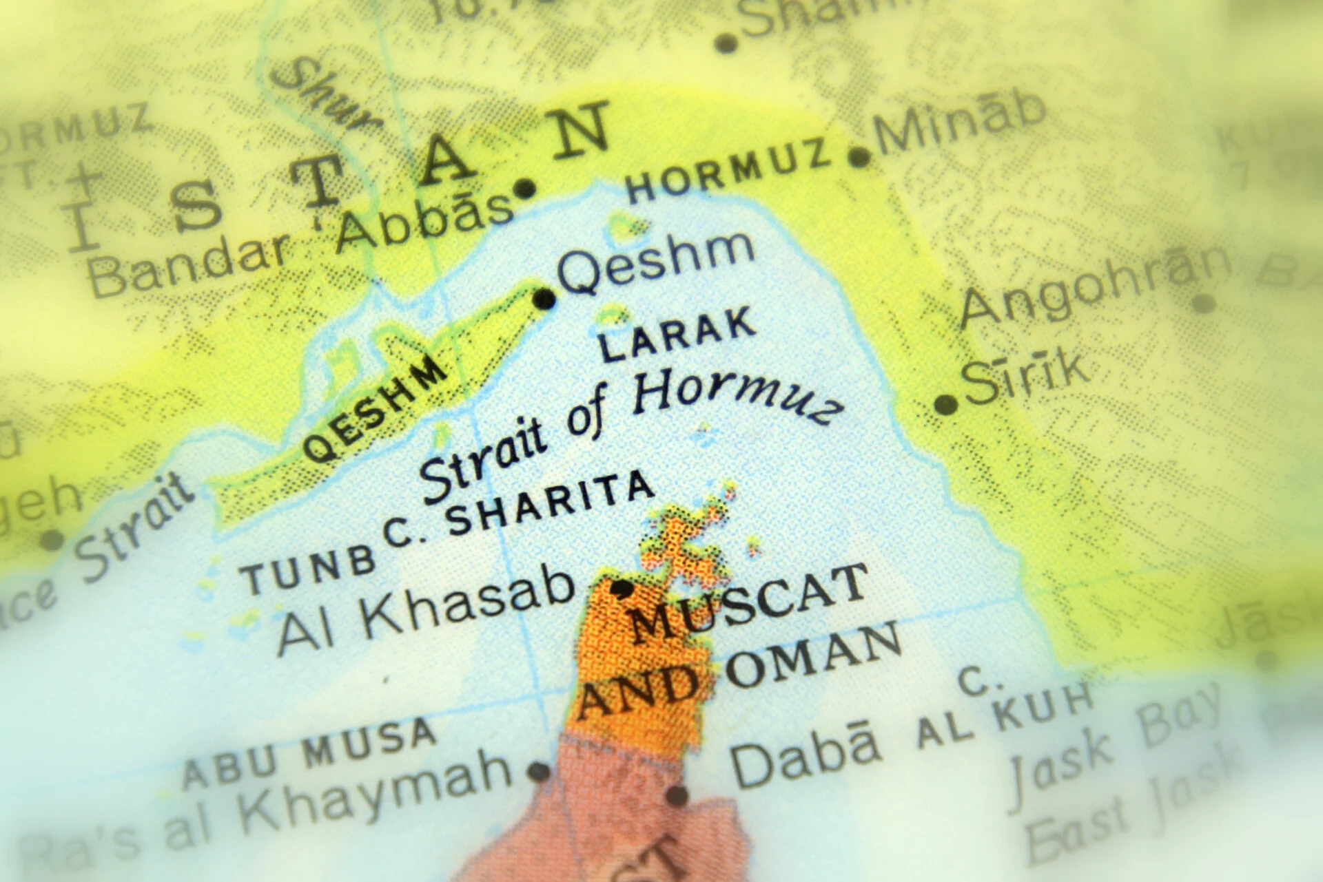 Ο πόλεμος των τάνκερ – Από τα Στενά του Ορμούζ στα Στενά Μπαμπ ελ Μαντέμπ: Η ιστορία επαναλαμβάνεται και δεν είναι φάρσα