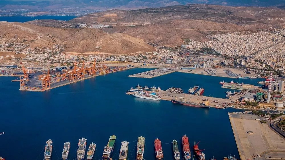 Πλήττει το λιμάνι του Πειραιά η μείωση της κίνησης στο Σουέζ, λόγω των επιθέσεων των  Χούθι στα εμπορικά πλοία