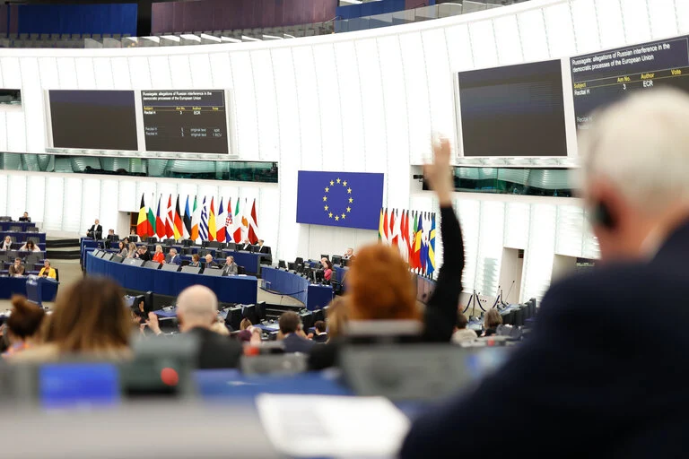 Ευρωκοινοβούλιο: Αμφισβητεί τις εκλογές στη Σερβία και ζητεί κυρώσεις
