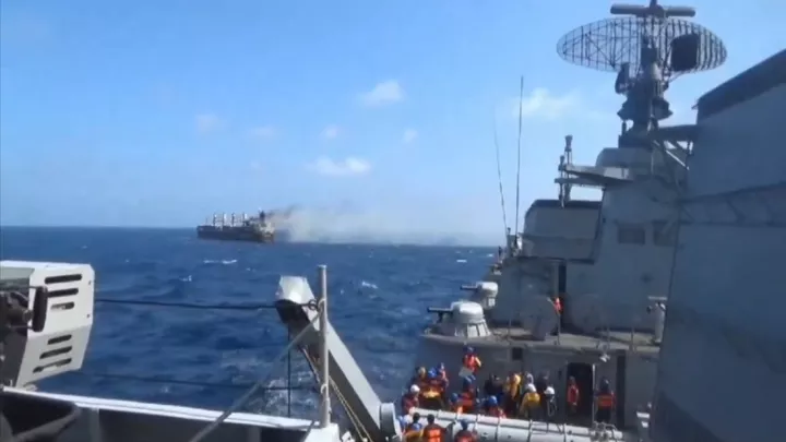 Δείτε τη διάσωση από το Ινδικό Πολεμικό Ναυτικό πληρώματος πλοίου που δέχτηκε χτύπημα από τους Χούθι