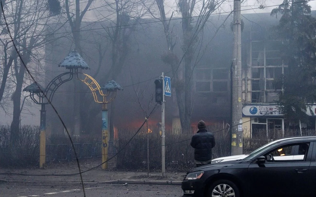 Μπαράζ εκρήξεων στο Κίεβο: Στις φλόγες διαμέρισμα και οχήματα (βίντεο)