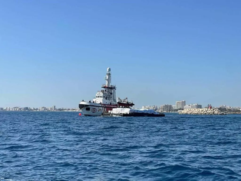 Η Κύπρος στο επίκεντρο: Αναχώρησε το πλοίο που μεταφέρει ανθρωπιστική βοήθεια για τη Γάζα