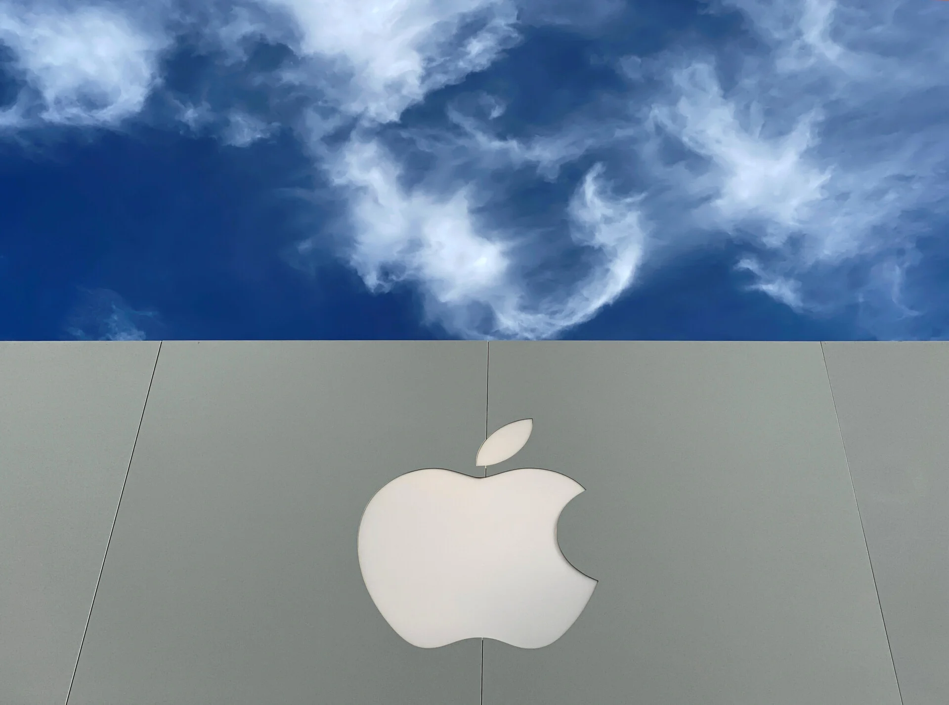 Η Ευρώπη «δάγκωσε» το μήλο – Πρόστιμο 1,8 δισ. ευρώ στην Apple