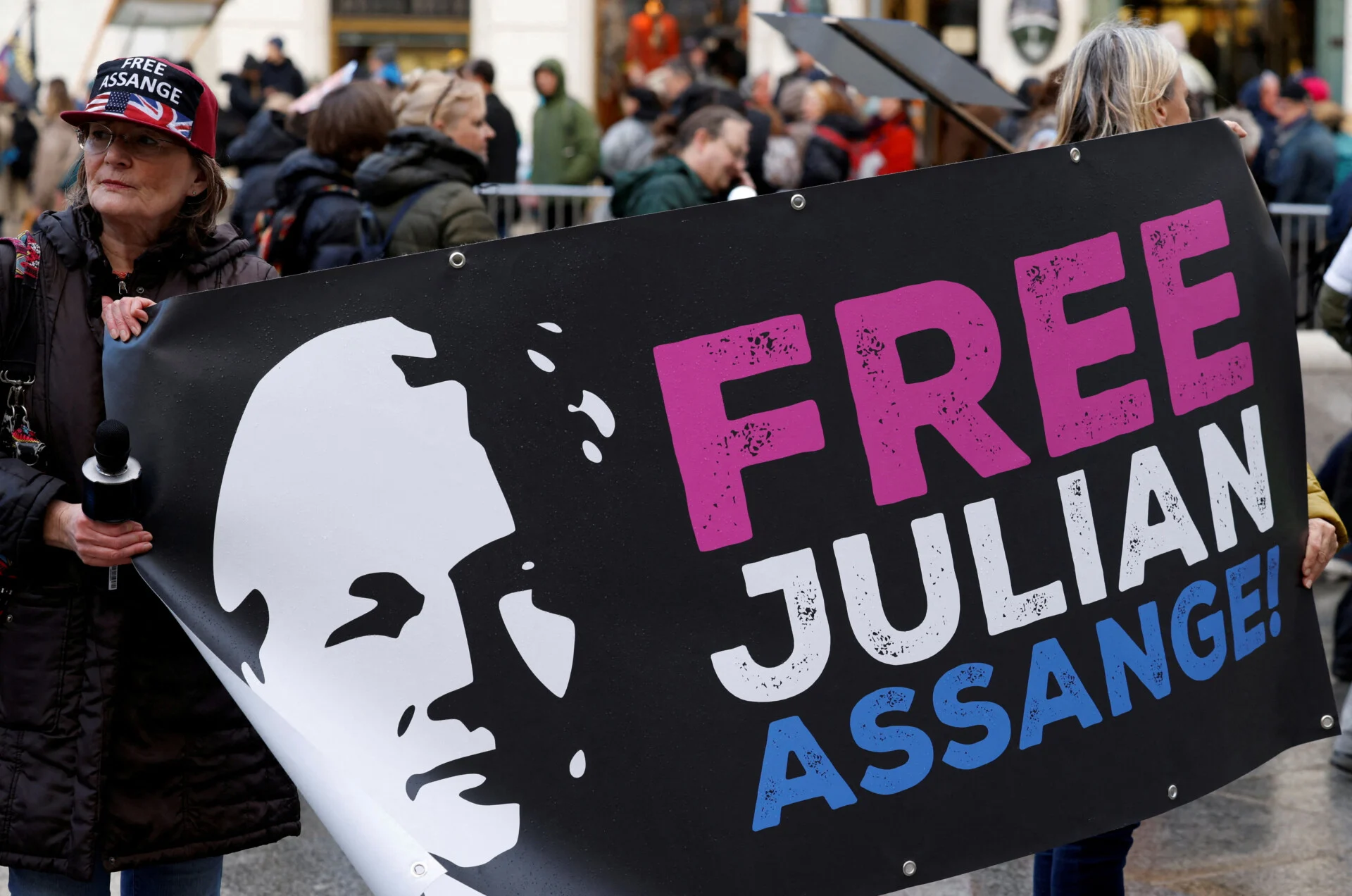 Τζούλιαν Ασάνζ: Βρετανικό δικαστήριο απεφάνθη ότι δεν μπορεί να εκδοθεί άμεσα στις ΗΠΑ – Ζητεί διαβεβαιώσεις