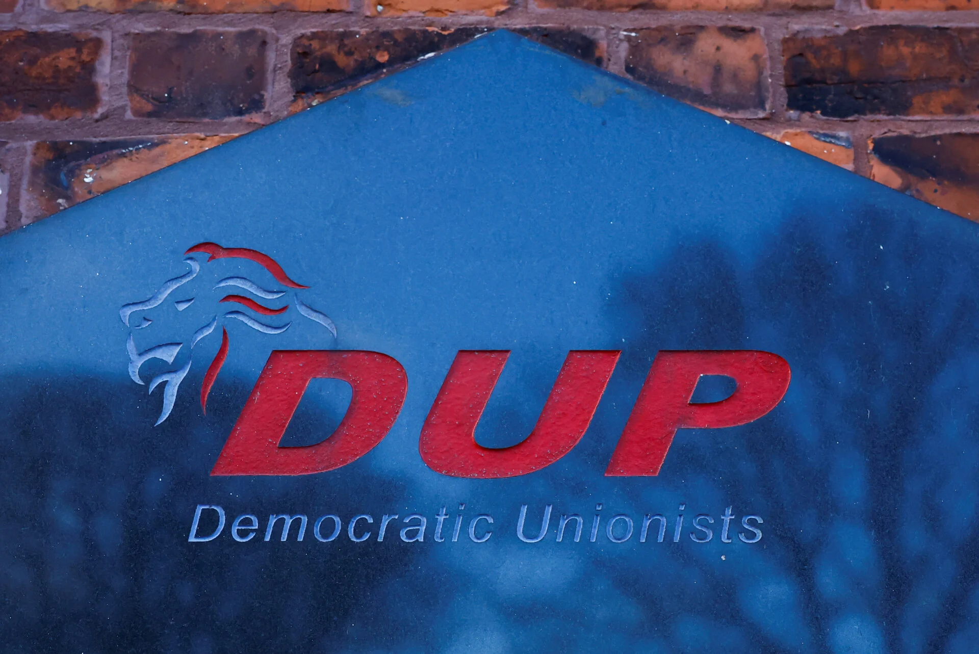 Β. Ιρλανδία: Παραιτήθηκε ο επικεφαλής του κόμματος DUP