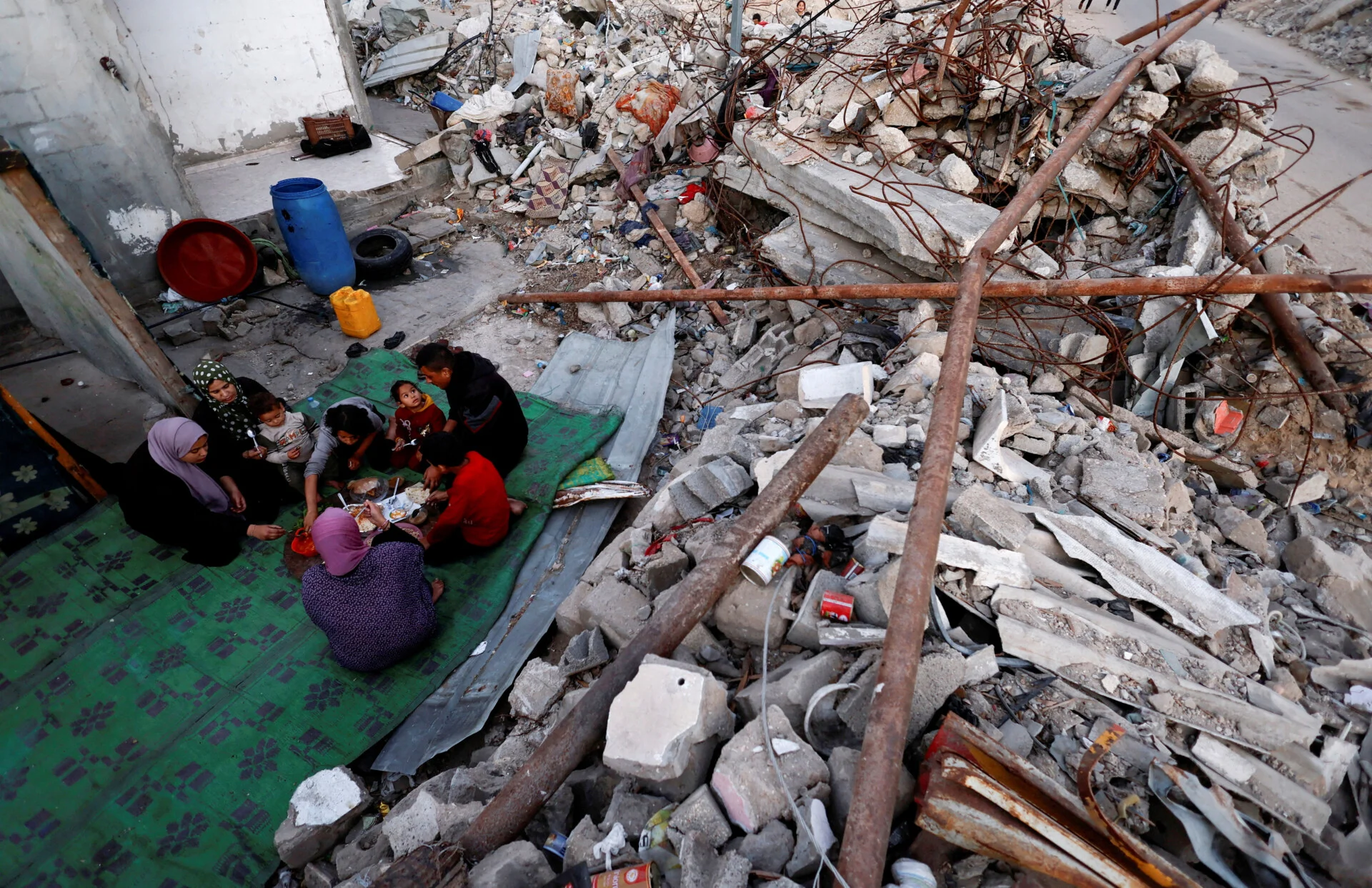 ΕΕ: Ζητά από το Ισραήλ να ανοίξει πρόσθετα περάσματα για να φτάσει περισσότερη ανθρωπιστική βοήθεια στη Γάζα
