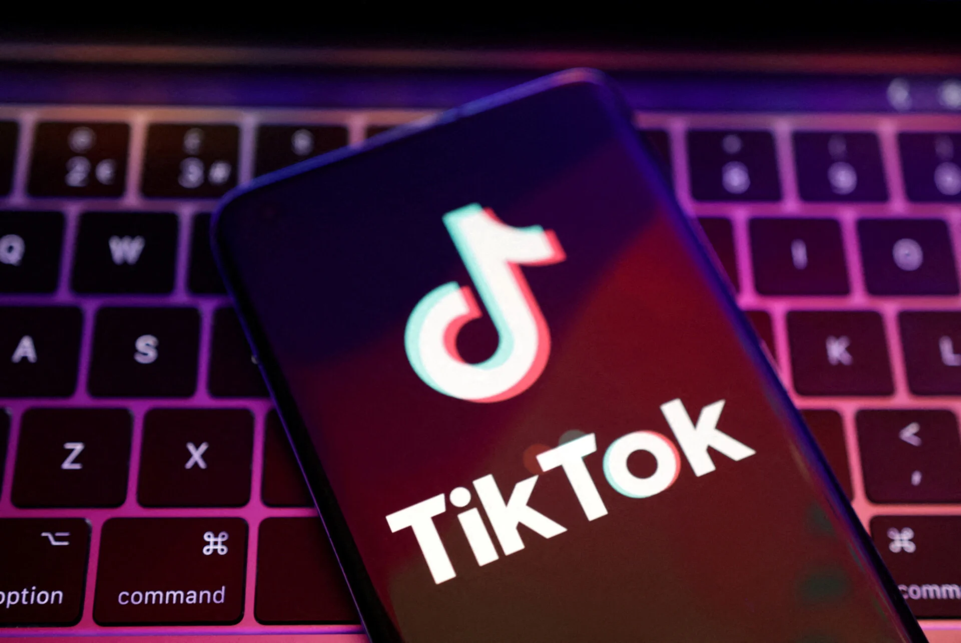 Ο Τραμπ θέλει τώρα να σώσει το TikTok, αποκηρύσσει ως «εχθρό του λαού» το Facebook