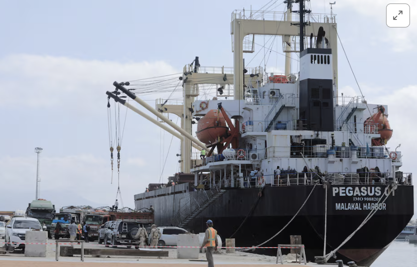 Reuters: Οι Σομαλοί πειρατές επιστρέφουν, εντείνοντας την παγκόσμια ναυτιλιακή κρίση
