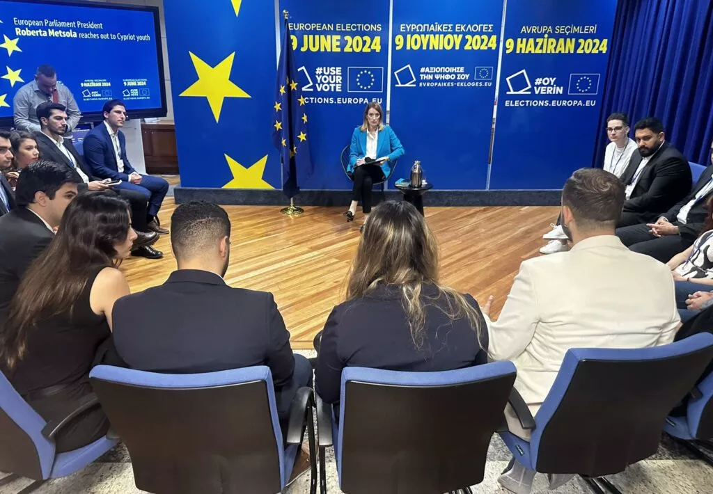Επίσκεψη Προέδρου Ευρωκοινοβουλίου κας Μέτσολα στην Κύπρο – Συνομίλησε με Ε/κ και Τ/κ νέους για τις Ευρωεκλογές (εικόνες)