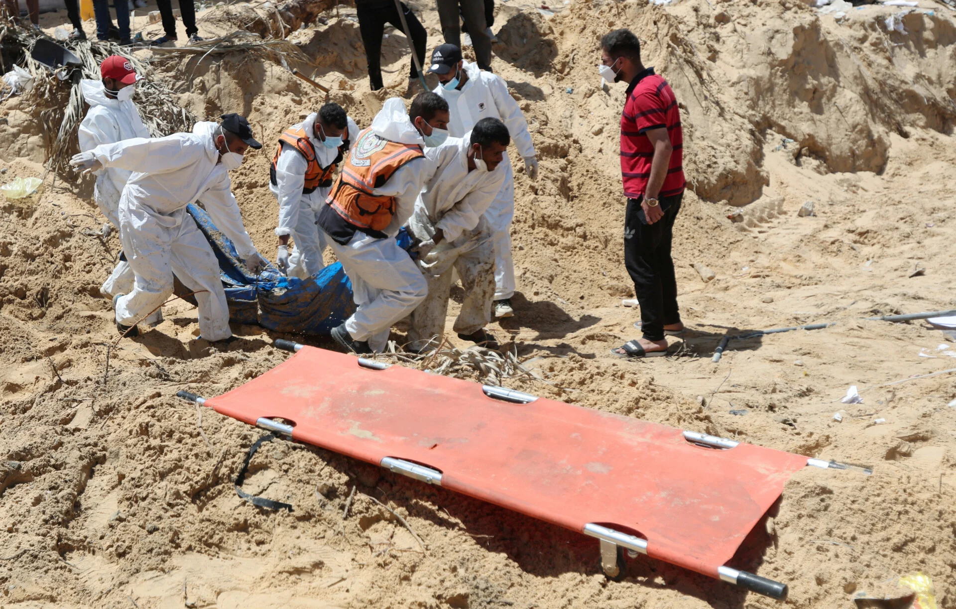 Συνεχίζουν να βρίσκουν πτώματα στη Γάζα – Εντοπίστηκαν περίπου 200 πτώματα σε ομαδικό τάφο στη Χαν Γιουνίς