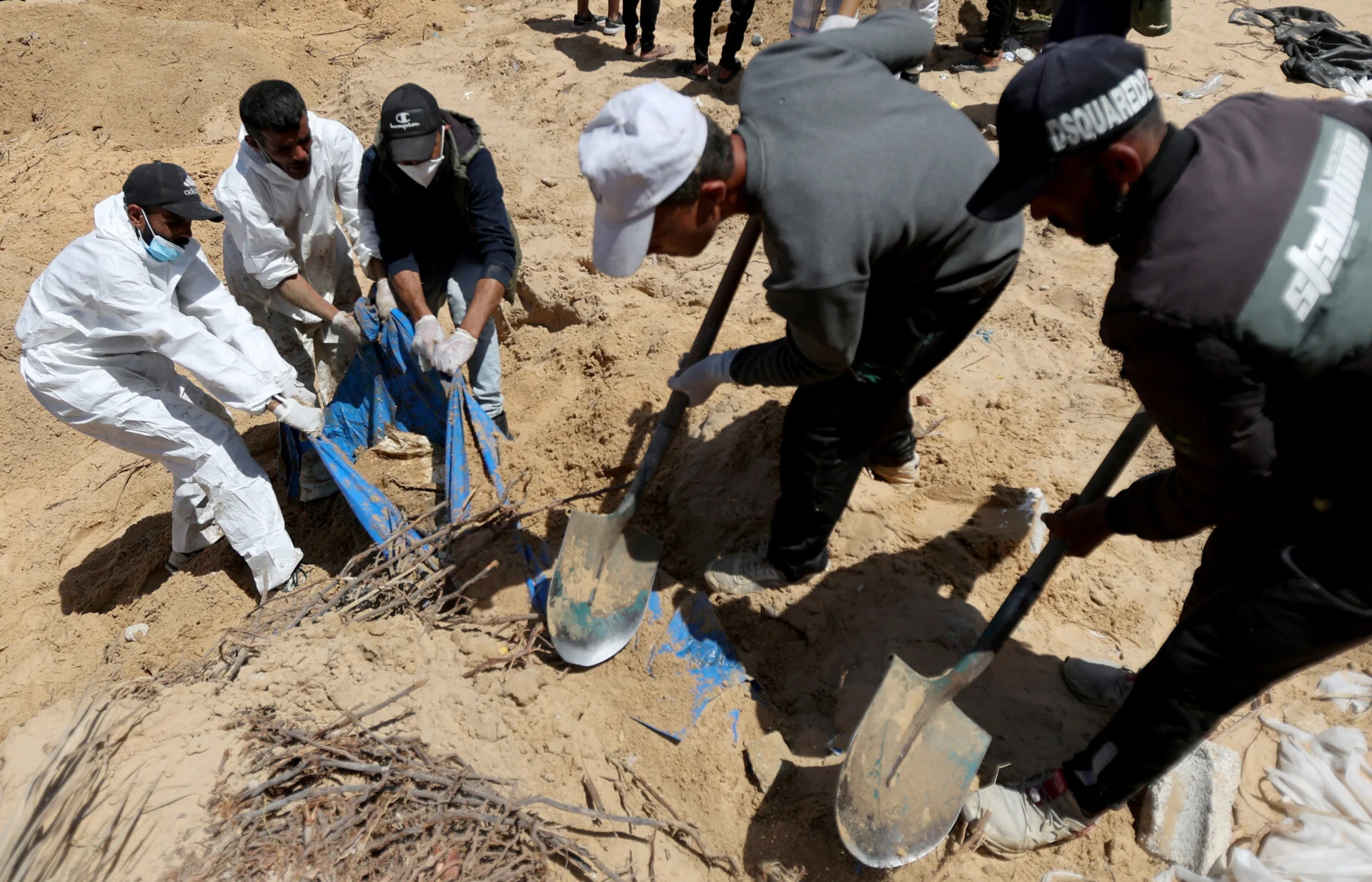 Γάζα: 180 πτώματα ανασύρθηκαν από ομαδικό τάφο στη Χαν Γιουνίς