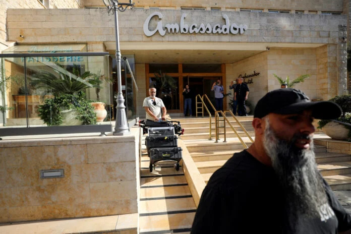 Ισραήλ: Έφοδος στα γραφεία του Al Jazeera μετά τη διαταγή για το κλείσιμό του (βίντεο)