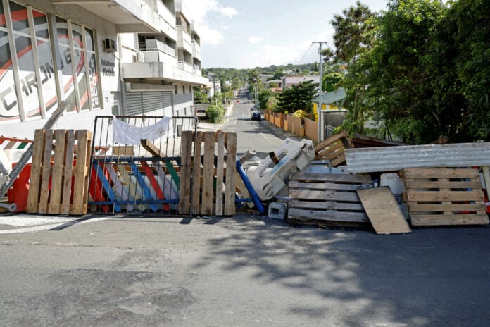 Νέα Καληδονία: Αίρεται η κατάσταση έκτακτης ανάγκης – Η Γαλλία στένει ενισχύσεις