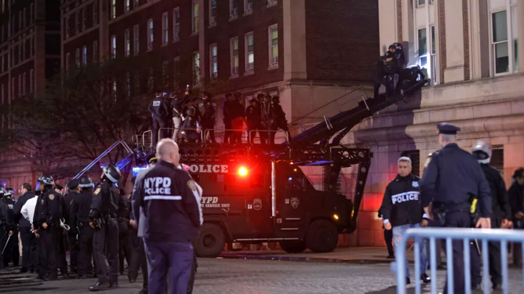 Πανεπιστήμιο Κολούμπια: «Δεν το έχουμε ξαναδεί αυτό» – Καρέ καρέ η έφοδος της αστυνομίας μετά την κατάληψη