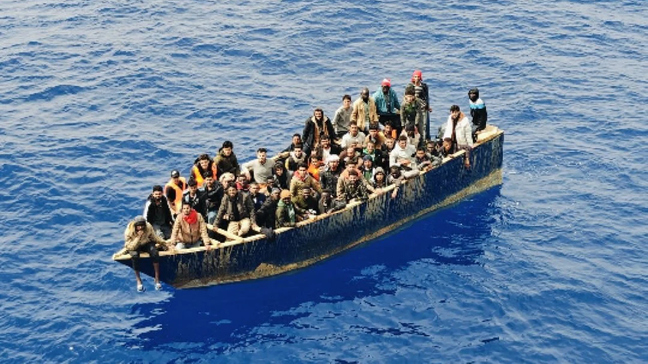Εντοπίστηκε βάρκα με 37 μετανάστες από Αίγυπτο νότια της Κρήτης!