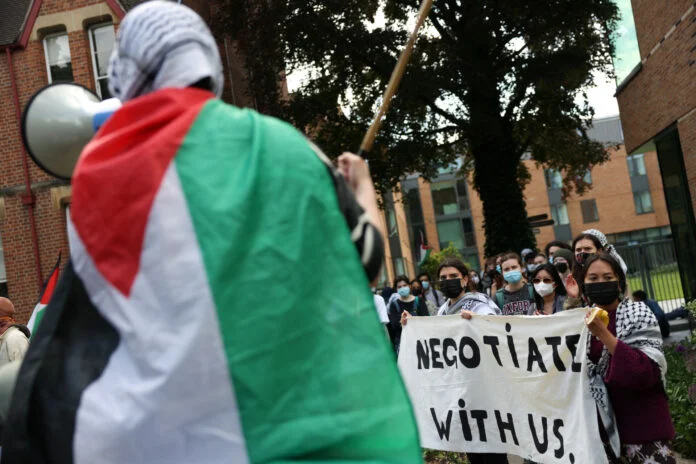 Βρετανία – Πανεπιστήμιο Οξφόρδης: Καθιστική διαμαρτυρία φοιτητών υπέρ της Παλαιστίνης- 12 συλλήψεις