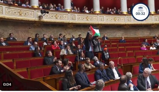 Υψωσαν παλαιστινιακή σημαία μέσα στη γαλλική Βουλή (βίντεο)