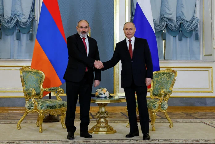 Φεύγουν οι Ρώσοι στρατιώτες από την Αρμενία – Συμφώνησαν Πούτιν-Πασινιάν