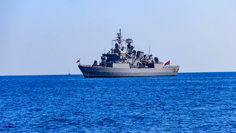 Κυπριακή ΑΟΖ: Το πολεμικό ναυτικό της Τουρκίας επιτηρεί τις εργασίες για πόντιση καλωδίων