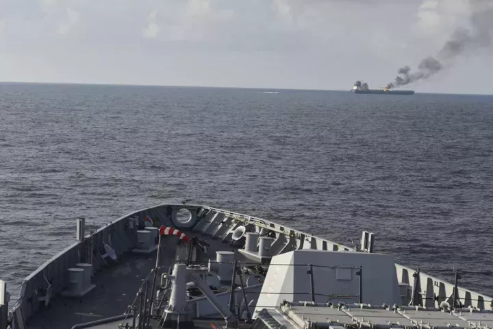 Νέα επίθεση των Χούθι: Το πλήρωμα εγκατέλειψε το φλεγόμενο πλοίο