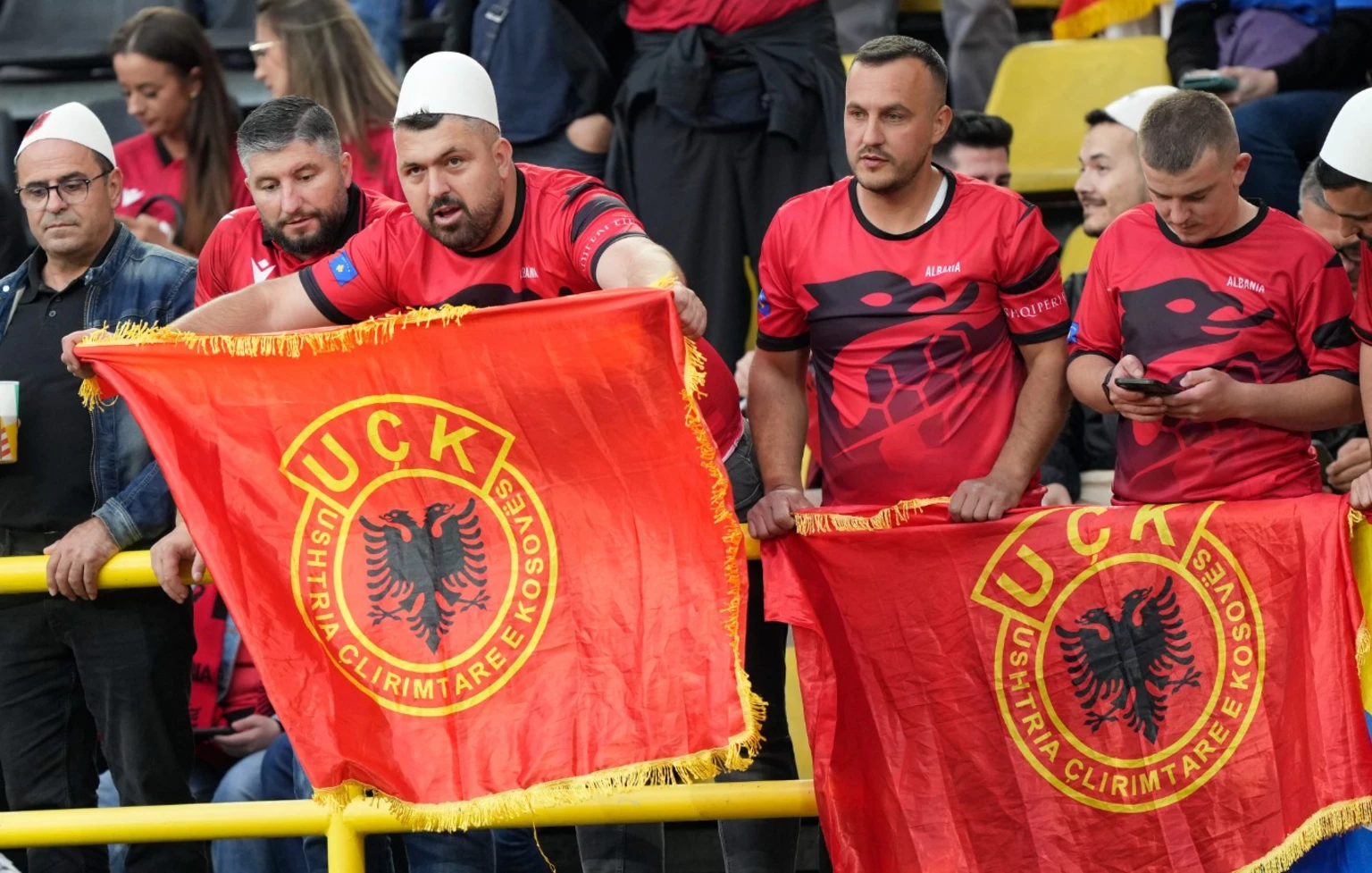 Πρόκληση στο Euro! Αλβανοί ανήρτησαν πανό με χάρτη που δείχνουν ελληνικά εδάφη σαν αλβανικά και σημαίες του UCK – Ξεκινά έρευνα η UEFA