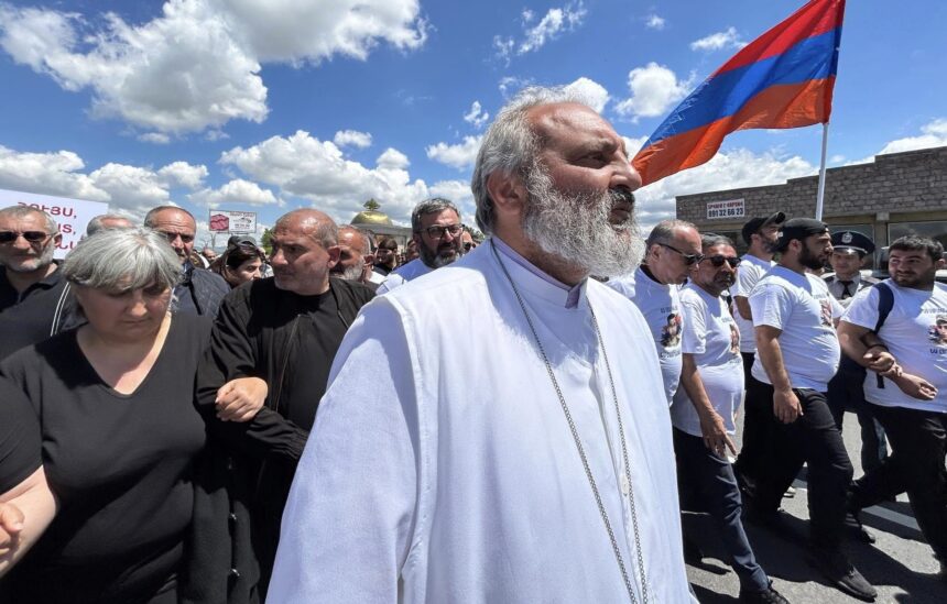 Ταβούς για την πατρίδα: Ο Πασινιάν αποφεύγει όπως ο διάολος το λιβάνι να βρεθεί αντιμέτωπος με τον Αρχιεπίσκοπο Παγκράτ