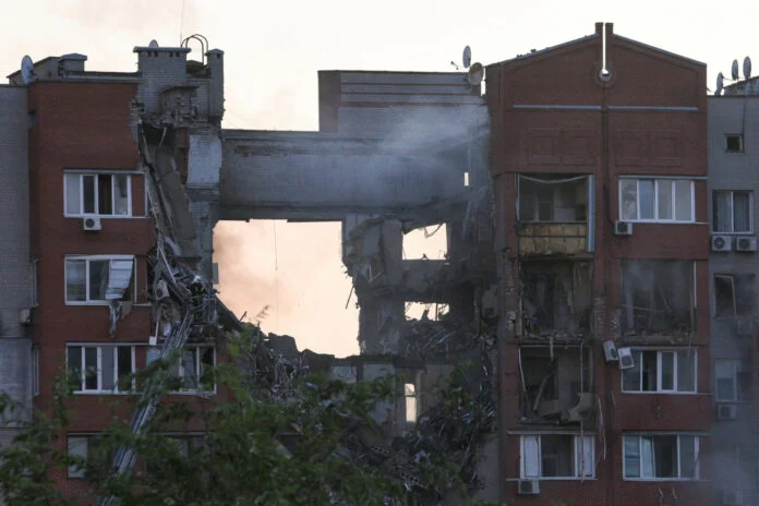 Ουκρανία: Κατέρρευσαν όροφοι πολυκατοικίας από ρωσικό πλήγμα με πυραύλους – Ένας νεκρός